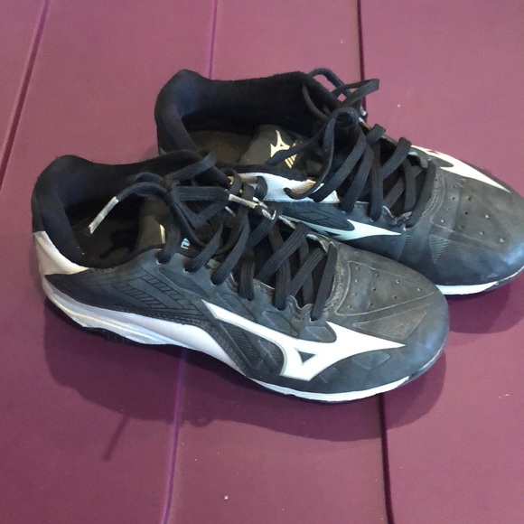 boys size 2 baseball cleats